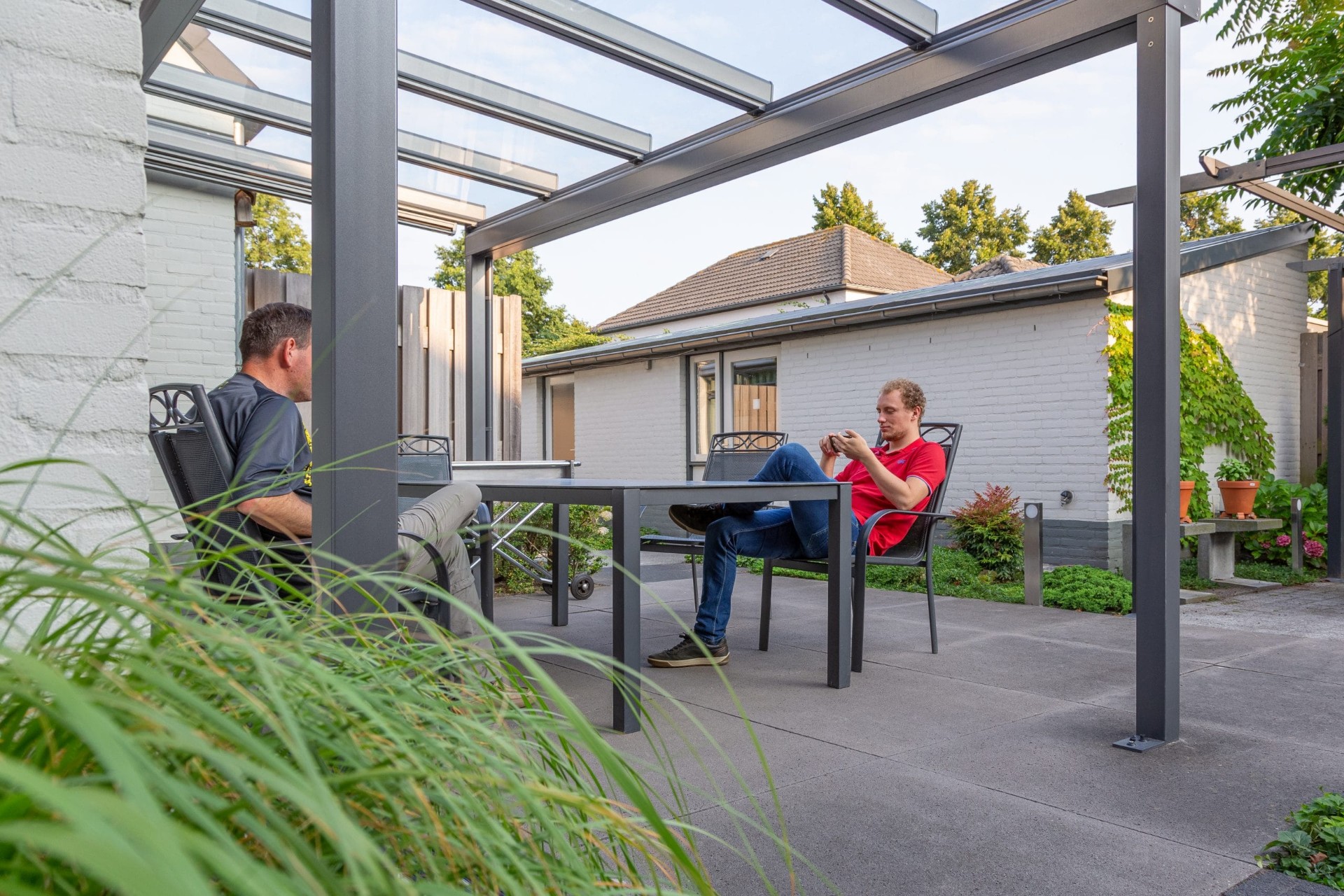 Bewoners ontspannen op het gezamenlijke terras