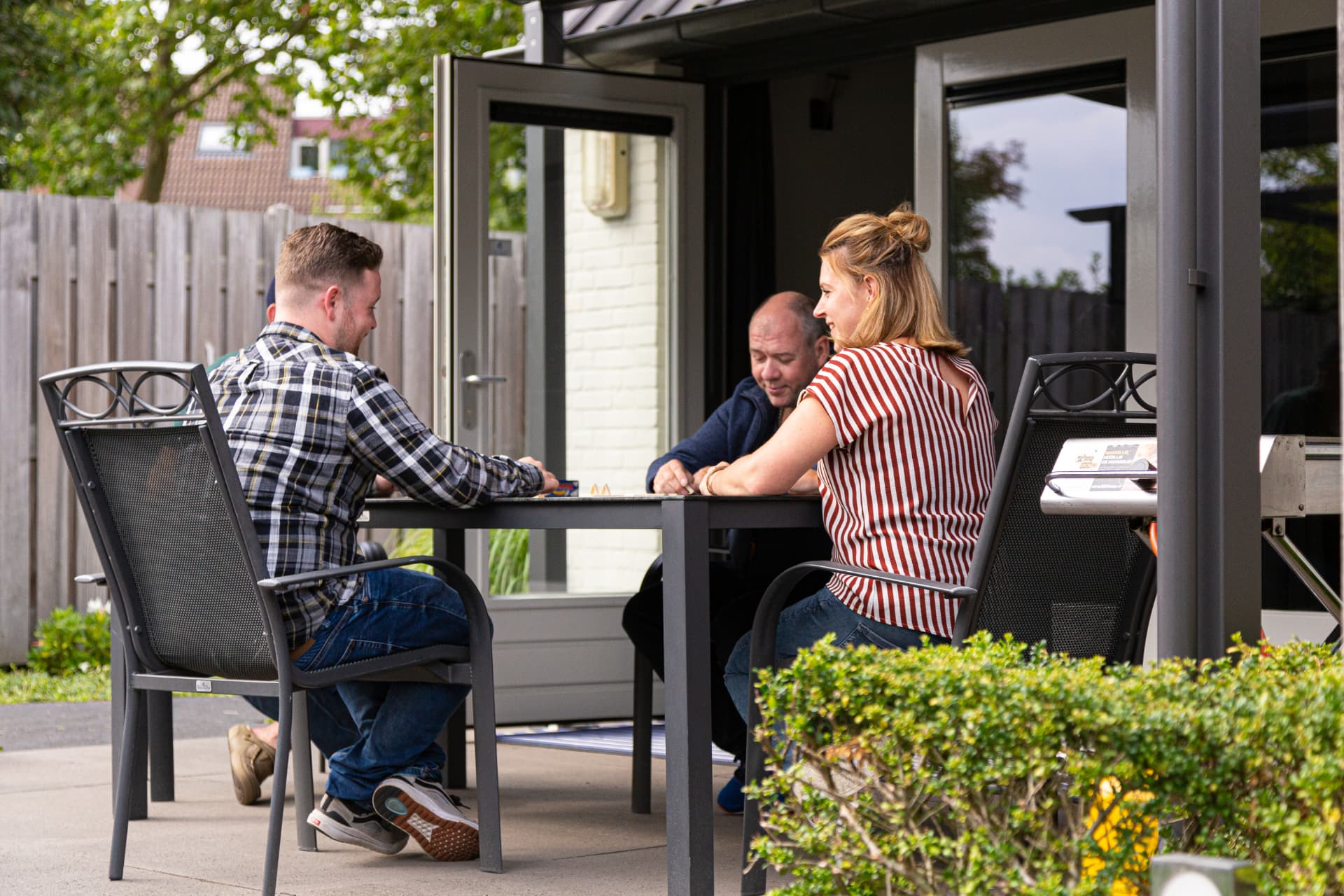 Mensen in gesprek aan tafel buiten
