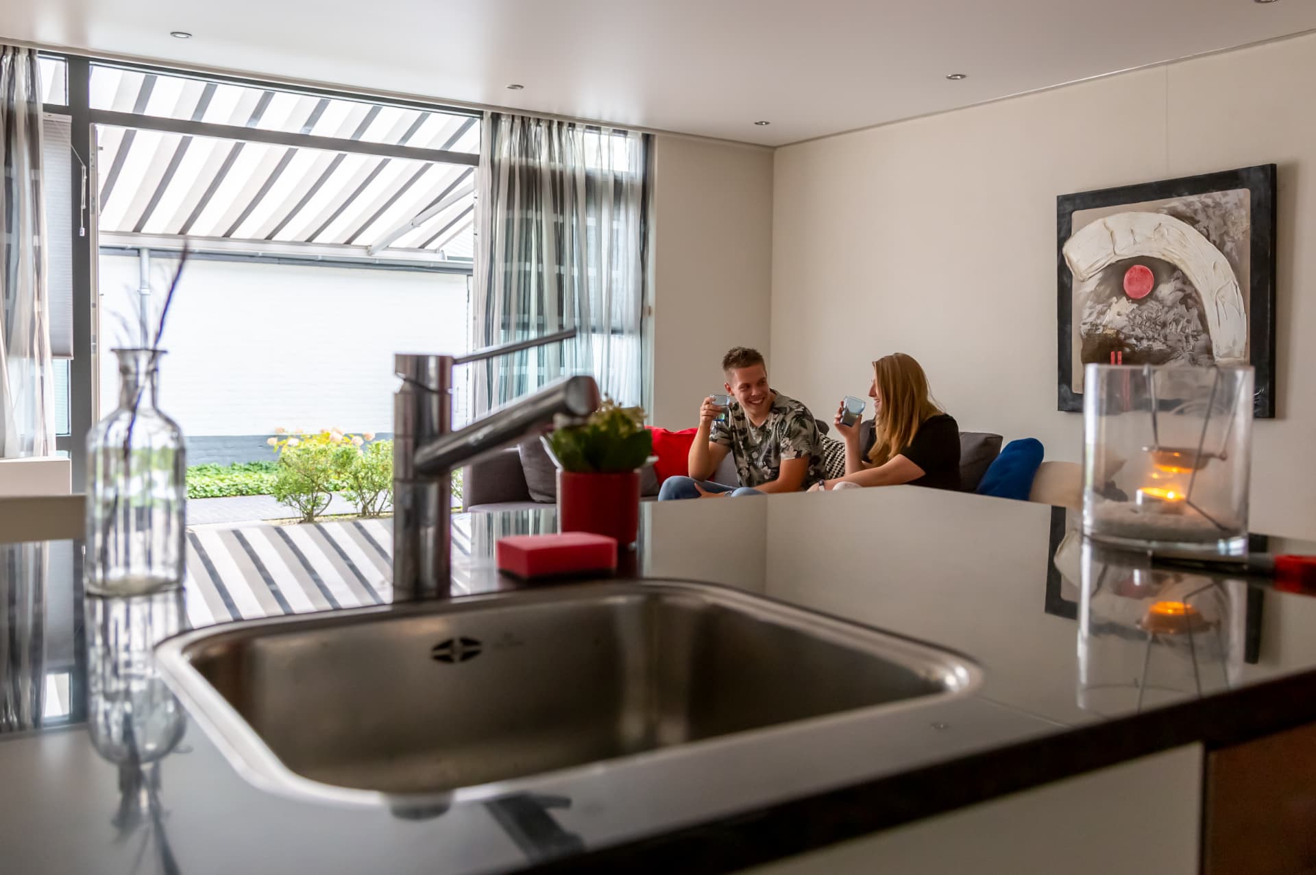 Bewoners in gesprek in de woonkamer