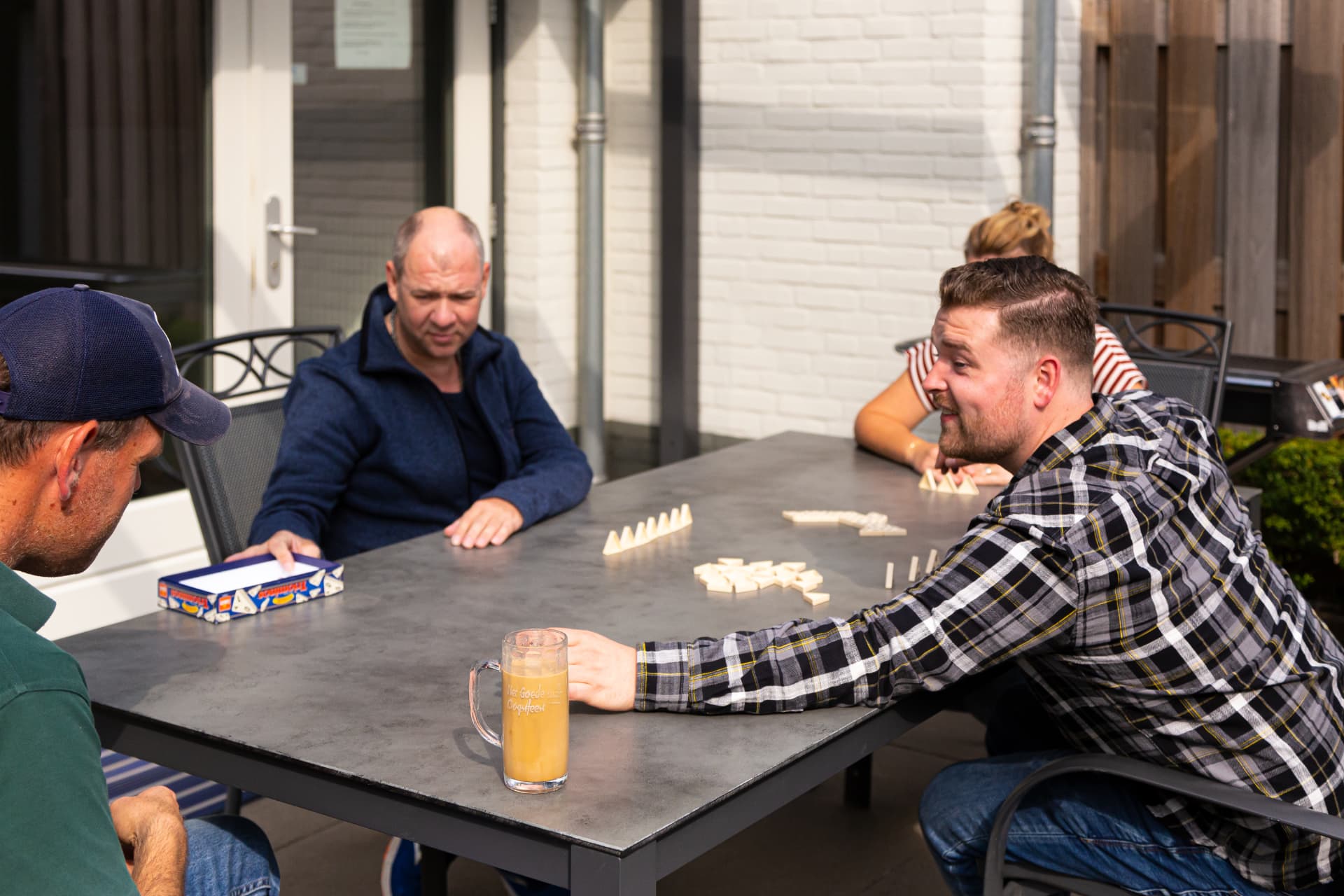 Bewoners spelen samen een spel op het terras