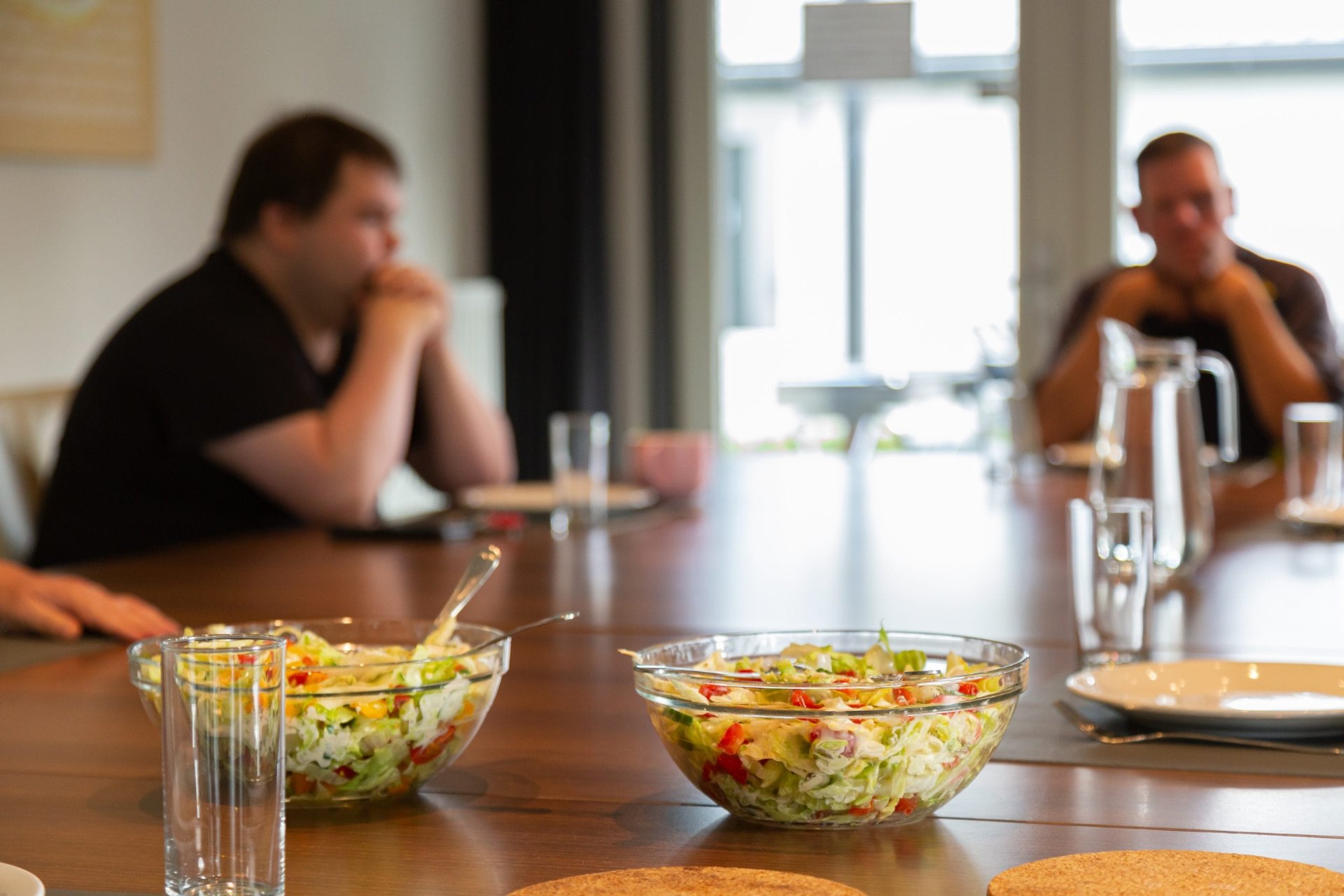 Bewoners aan de gezamenlijke eettafel